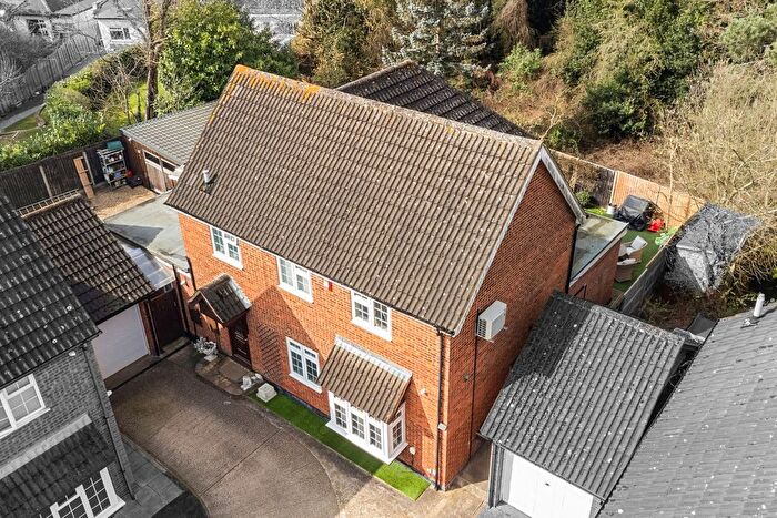 4 Bedroom Detached House For Sale In Newland Close, Pinner, HA5