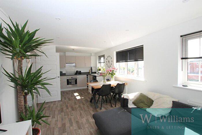 1 Bedroom Flat For Sale In Beauchamp Drive, Newport, PO30
