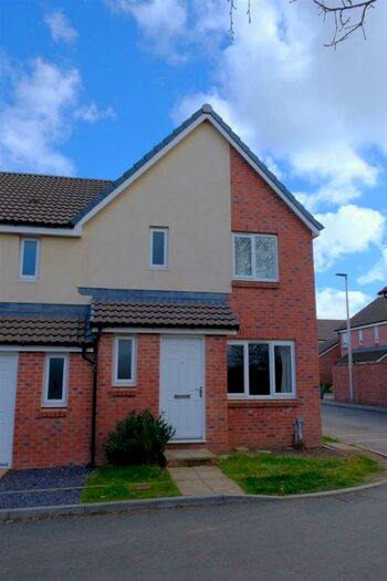 3 Bedroom House To Rent In Cedar Close, Cranbrook, Exeter, EX5
