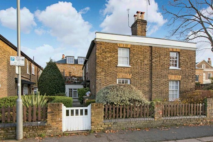 2 Bedroom Flat To Rent In Commondale, London, SW15