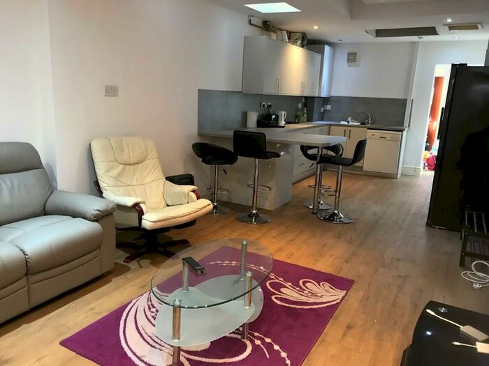 6 Bedroom Terraced House To Rent In Tiverton Road - Bath Student Property, B29