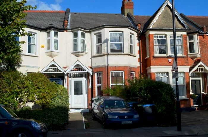 3 Bedroom Flat To Rent In Palmers Green, Palmers Green, N13