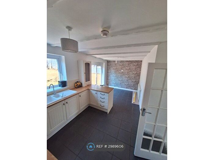3 Bedroom Semi-Detached House To Rent In Blackthorne Close, Dudley, DY1