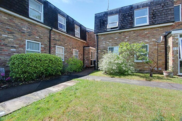 2 Bedroom Flat To Rent In Mansard Close, Tring, HP23