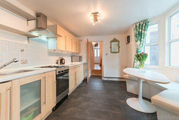 4 Bedroom Semi-Detached House To Rent In Ashbourne Grove London, SE22
