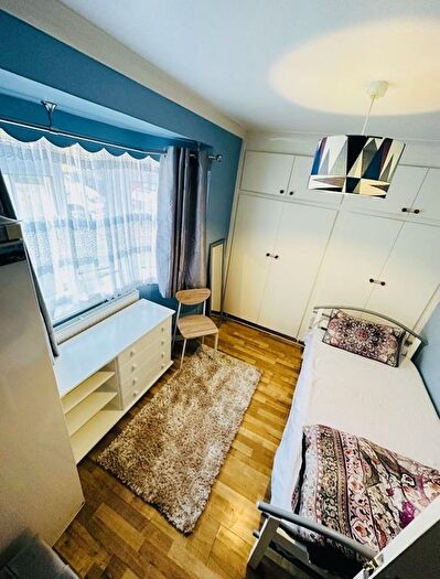 2 Bedroom Flat To Rent In Goodwood Close, Morden, SM4
