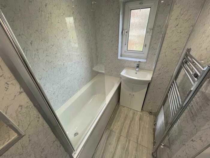 3 Bedroom Flat To Rent In Rochdale Lane, Royton, OL2