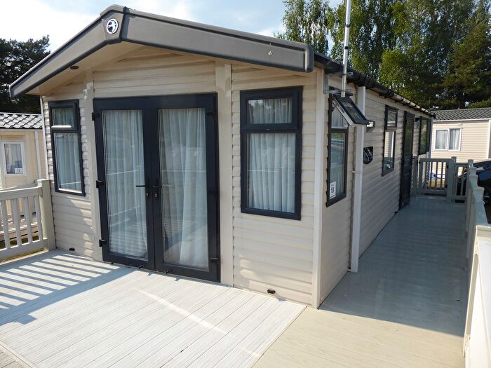2 Bedroom Mobile/park Home For Sale In Oakdene Forest Park, St Leonards, Ringwood, BH24