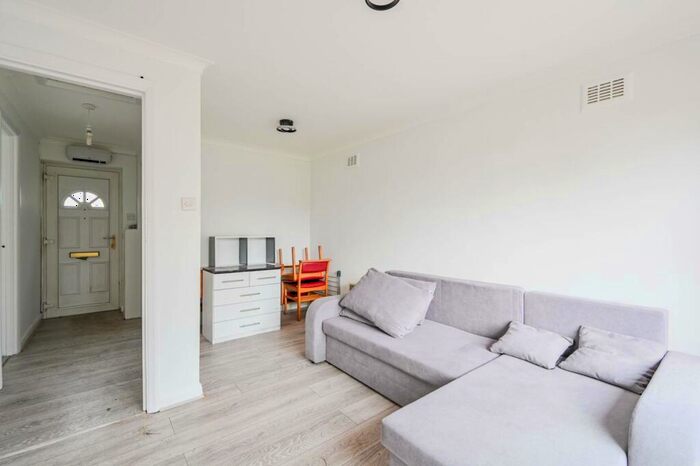 1 Bedroom Bungalow To Rent In Sinclair Road, Chingford, London, E4