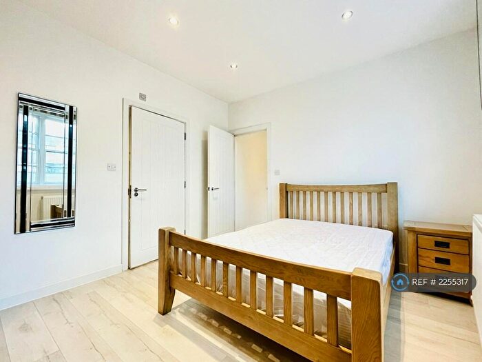 1 Bedroom Flat To Rent In Kennington Road, London, SE11