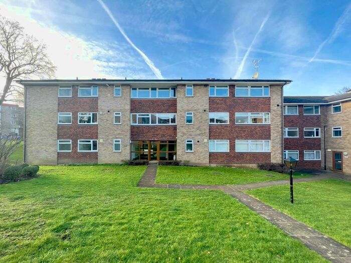 3 Bedroom Flat To Rent In Christ Church Park, Sutton, SM2