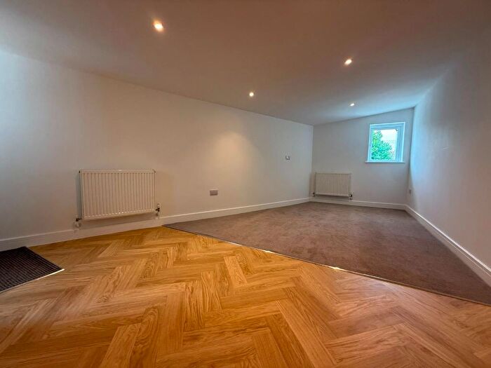 3 Bedroom Flat To Rent In Henderson Place, Plymouth, PL2