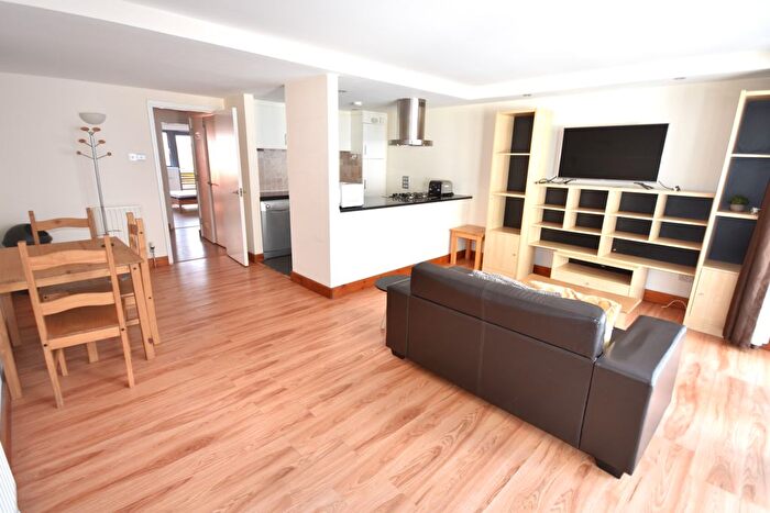 2 Bedroom Flat To Rent In Mile End Road, Whitechapel, E1