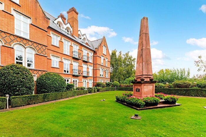 2 Bedroom Flat For Sale In Holloway Drive, Virginia Water, GU25