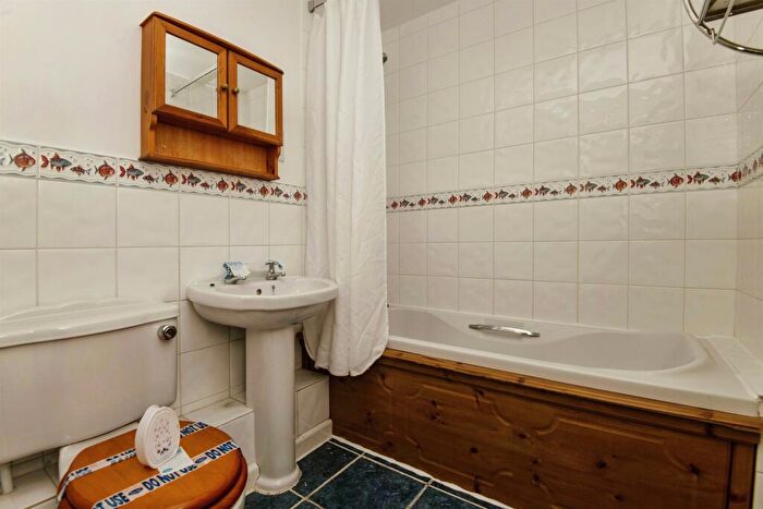 2 Bedroom Flat For Sale In Lewis Crescent, Exeter, EX2