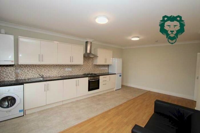 2 Bedroom Flat To Rent In Bethnal Green Road, E2