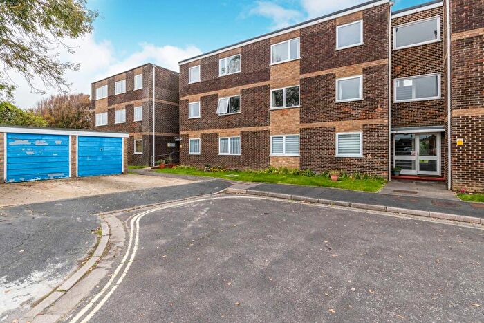 2 Bedroom Flat To Rent In Rails Lane, Hayling Island, PO11