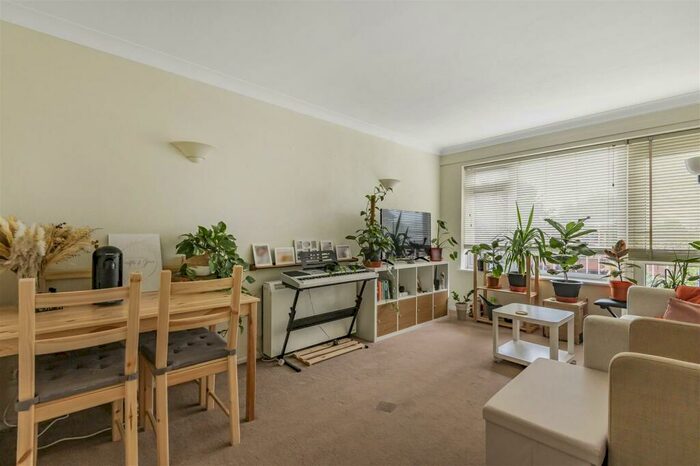 1 Bedroom Flat To Rent In Hillside Court, Deer Park Close, KT2