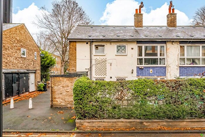 2 Bedroom Maisonette For Sale In Somerford Grove Estate, Stoke Newington, N16