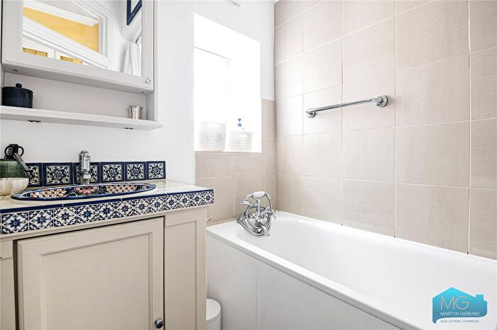 2 Bedroom Flat For Sale In Caversham Road, London, NW5