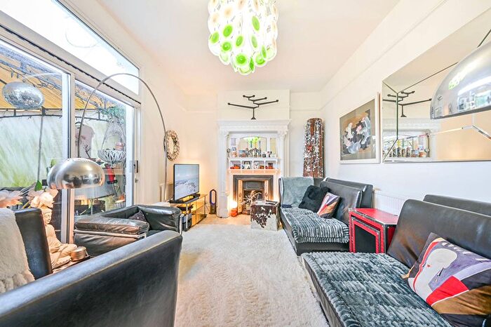 2 Bedroom Flat For Sale In Melrose Avenue, Willesden Green, London, NW2