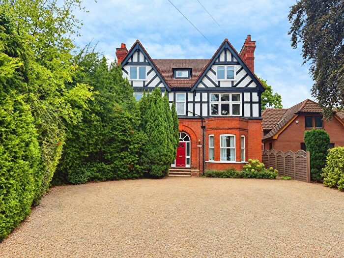 2 Bedroom Apartment For Sale In St. Johns Street, Crowthorne, Berkshire, RG45