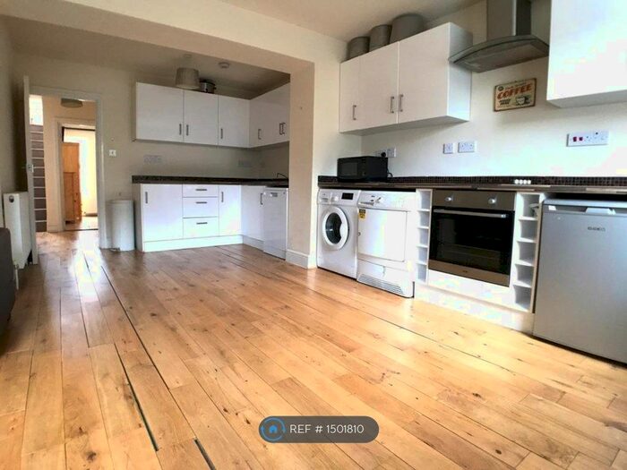 3 Bedroom Flat To Rent In Camberwell, London, SE5