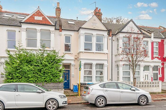 3 Bedroom Flat To Rent In Rockhall Road, Cricklewood, London, NW2