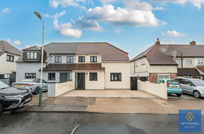 3 Bedroom Semi Detached House For Sale In Fontayne Avenue, Romford, RM1