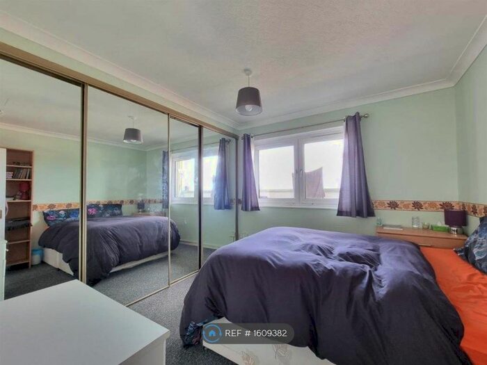 1 Bedroom Flat To Rent In Curzon Crescent, Barking, IG11