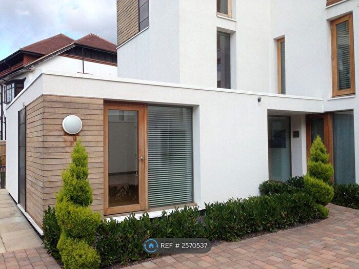 Studio To Rent In Rivermead Close, Teddington, TW11