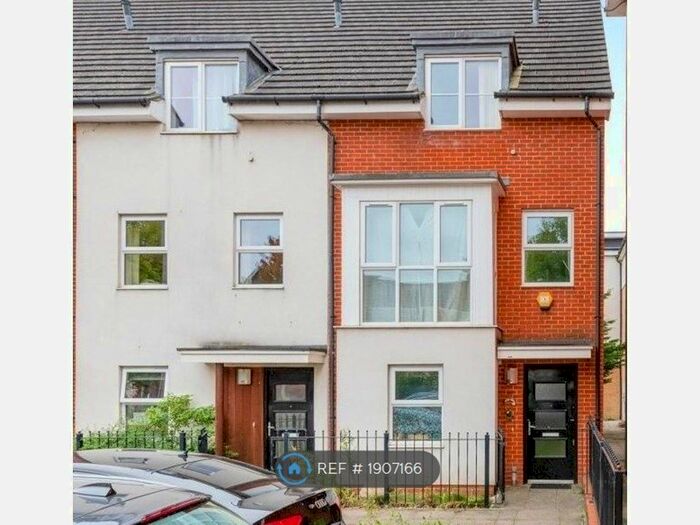 4 Bedroom End Of Terrace House To Rent In Lindisfarne Way, Reading, RG2