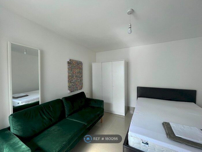 Studio To Rent In Greyhound Hill, London, NW4