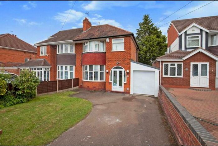 3 Bedroom Semi-Detached House To Rent In Wagon Lane, Solihull, B92