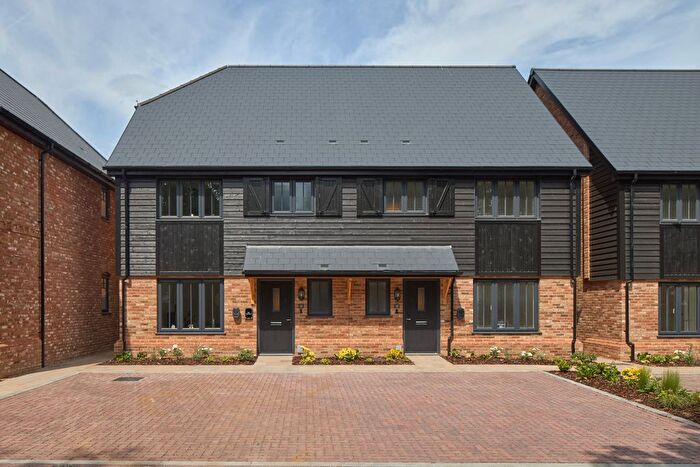 3 Bedroom Semi-Detached House For Sale In London Road, Gillingham, ME8