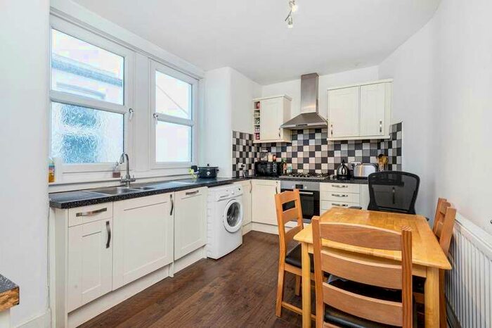 3 Bedroom Flat To Rent In Gilbey Road, London SW17