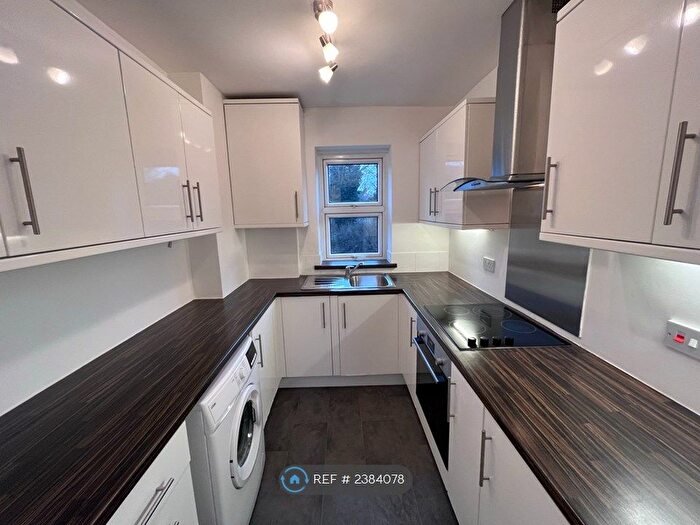 2 Bedroom Flat To Rent In Chertsey Court, London, SW14