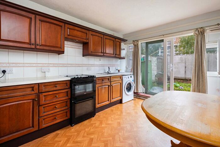 2 Bedroom Maisonette For Sale In Kedleston Walk, London, E2