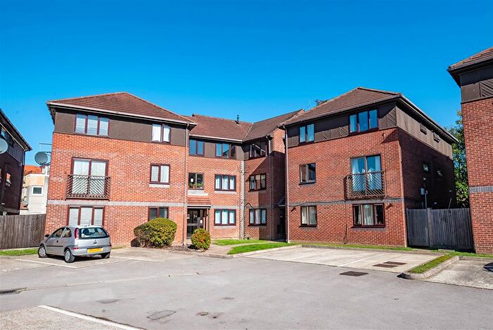 1 Bedroom Flat For Sale In Alexandra Avenue, Camberley, GU15