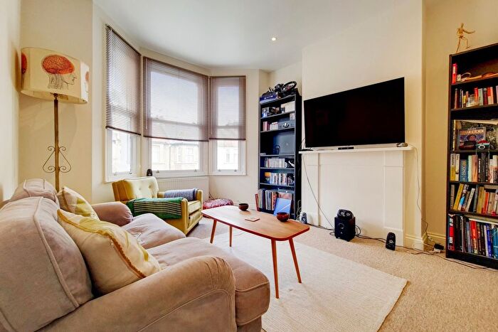 2 Bedroom Flat To Rent In Oak Grove, Cricklewood, NW2