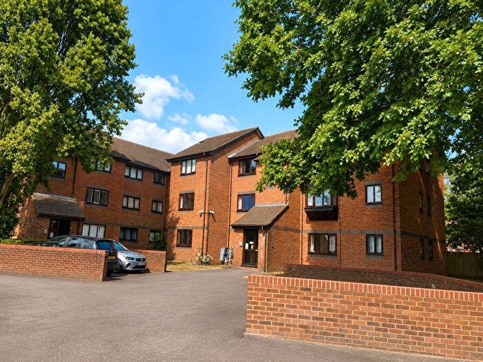 1 Bedroom Flat For Sale In Willenhall Drive, Hayes, Greater London, UB3