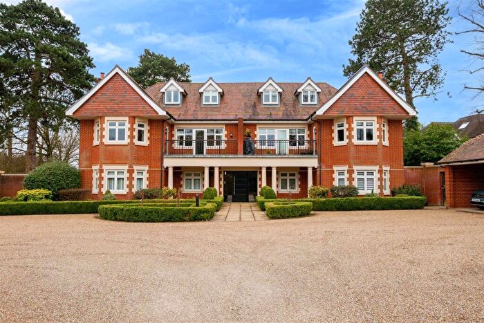 2 Bedroom Apartment To Rent In Copthill Lane, Kingswood, KT20