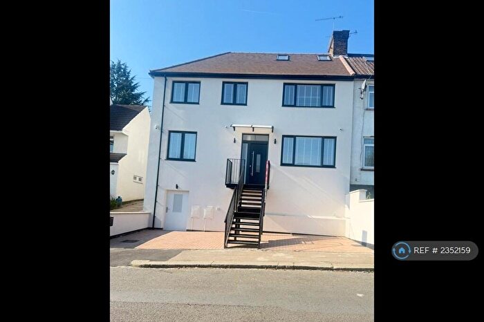 3 Bedroom Flat To Rent In Warwick Road, Barnet, EN5