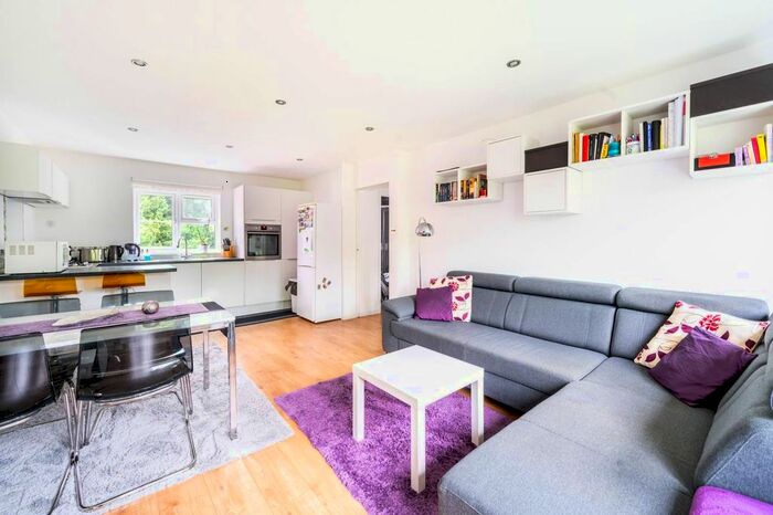 1 Bedroom Flat To Rent In Monarch Mews, Streatham Common, London, SW16