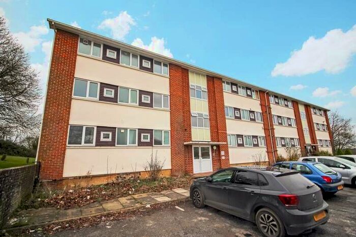 2 Bedroom Flat To Rent In Highlands Road, Andover, SP10