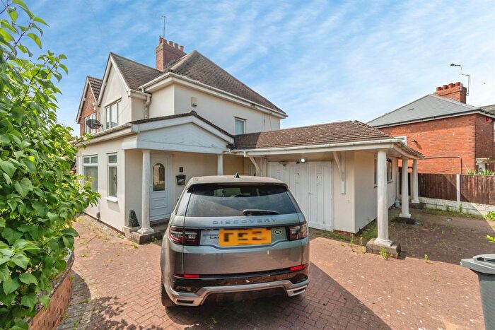 3 Bedroom Semi-Detached House For Sale In Oak Crescent, Walsall, WS3