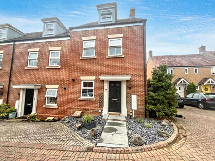 3 Bedroom End Of Terrace House For Sale In Bunting Close, Hemel Hempstead, HP3