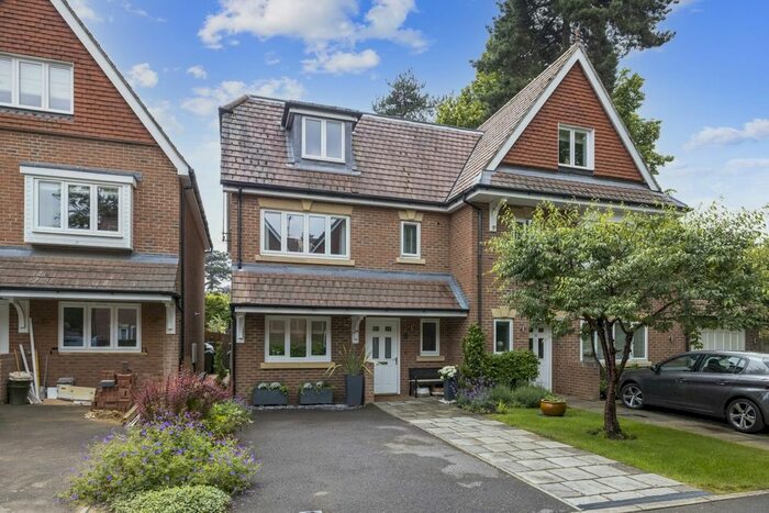 4 Bedroom Semi-Detached House To Rent In Glade Mews, Guildford, GU1