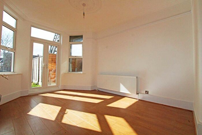 2 Bedroom Flat To Rent In Wimborne Road, Southend On Sea, SS2