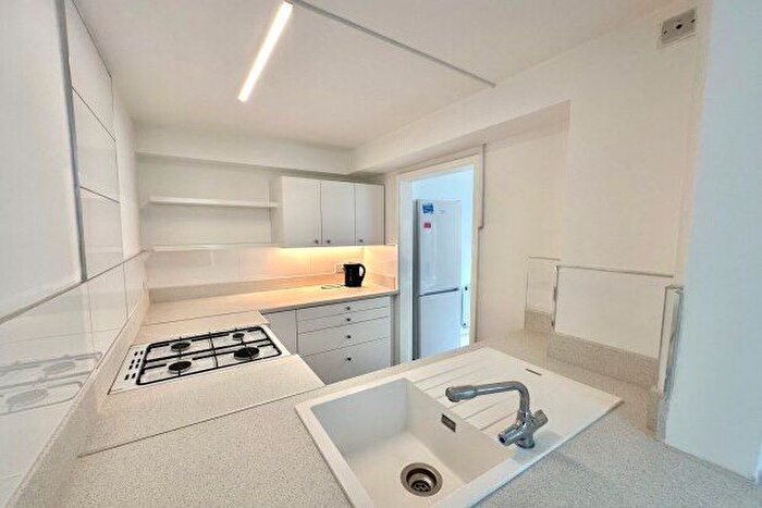 2 Bedroom Flat To Rent In Canterbury Close, Beckenham, BR3